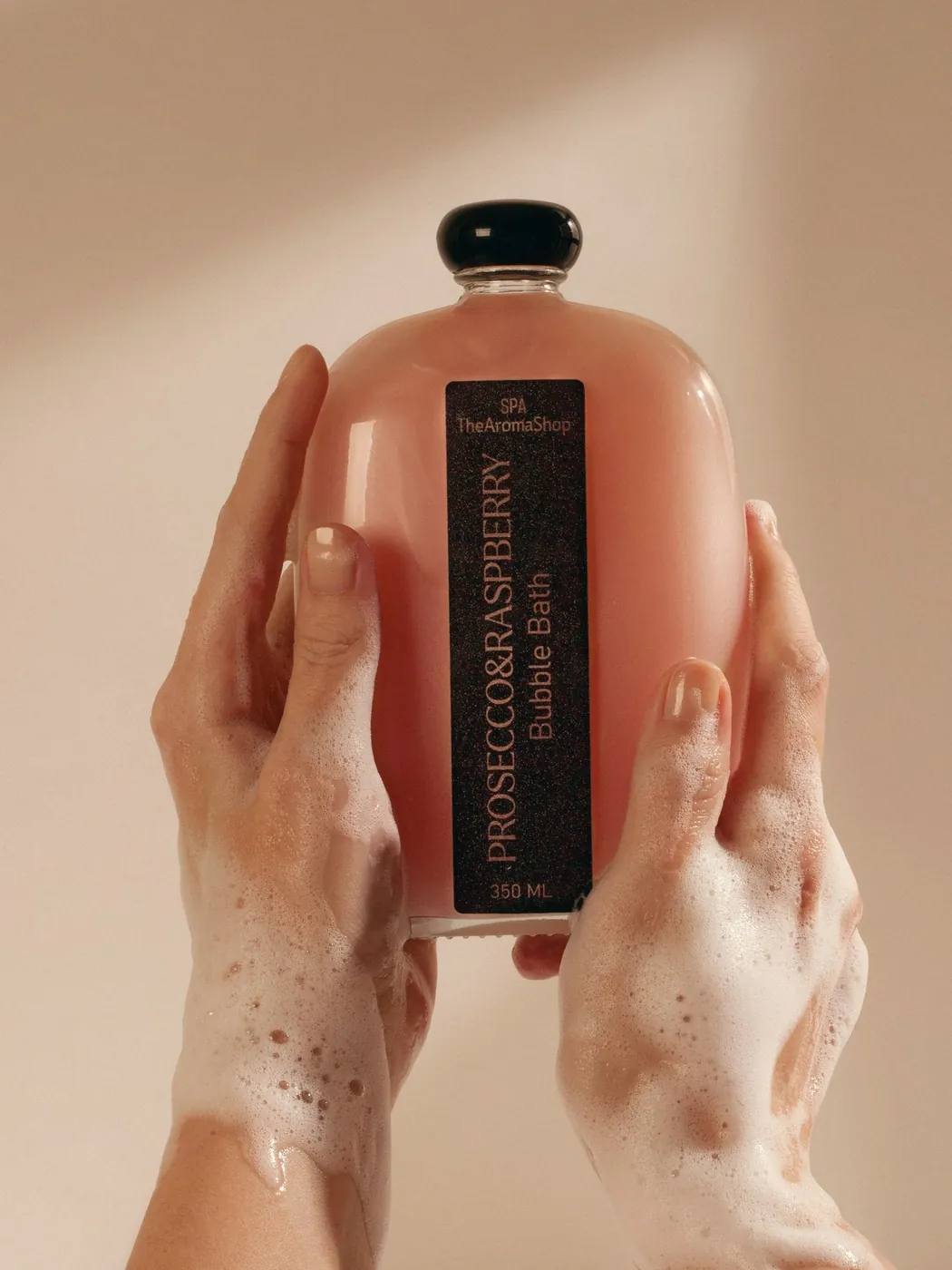 Пена для ванн Prosecco & Raspberry в руках