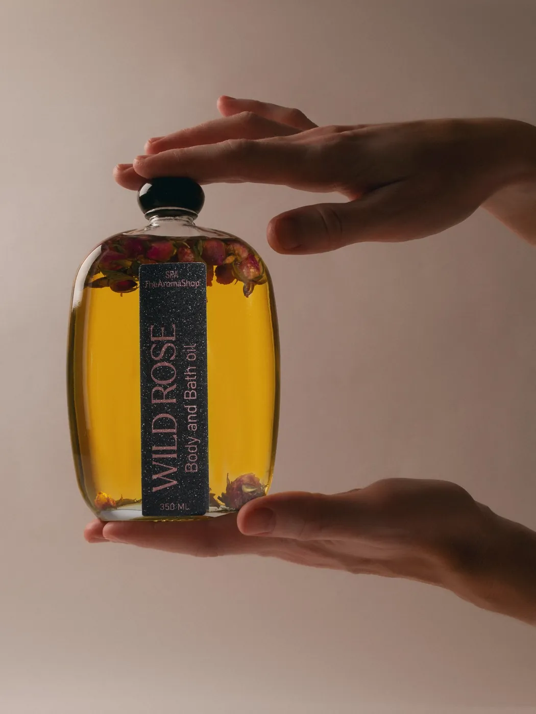 Масло для тела и ванны Wild Rose в руках